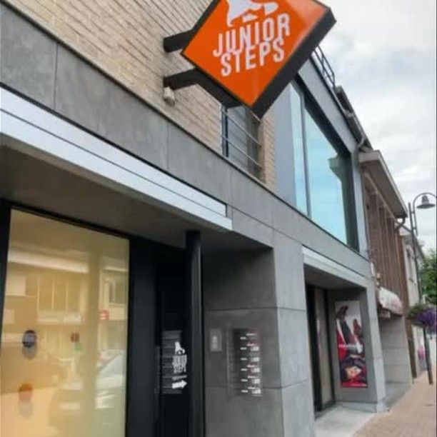 Nieuwe plexi en bestickering voor de lichtbak van kinderschoenenwinkel Junior Steps 🫶🏻.

#juniorsteps #kinderschoenen #lichtbak #reclame #gevelreclame #winkel #lichtreclame