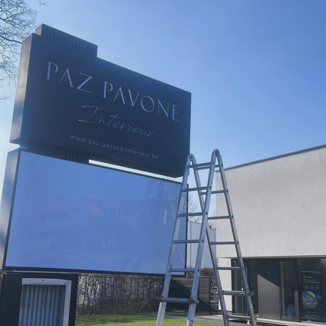 Nieuwe bestickerde plexiplaten en leds voor deze bestaande lichtbak bij @paz_pavone_interieur 🤩!

#ledtherebelight #lichtbak #plexi #lichtbak #matzwart #zogoedalsnieuw #lichtreclame #epicpartners #buitenreclame