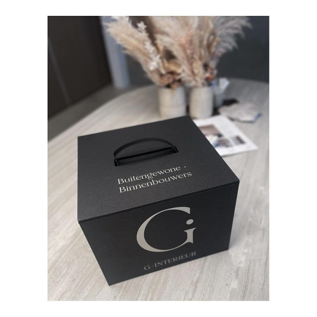 Trots op dit ‘unique’ project voor @ginterieur.be met deze prachtige stalenmappen en foedralen op maat.

#maatwerk #stalenmappen #interieurdrukwerk #trots #stalenmappendrukken