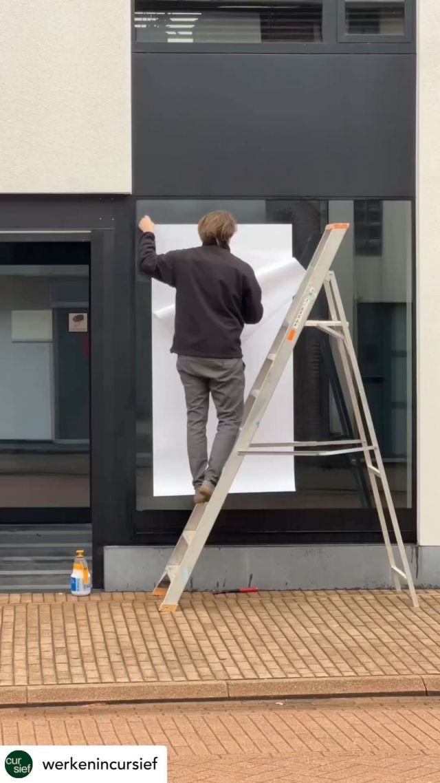 Waauuw deze reel van de bestickering voor @werkenincursief in @stralendzonhoven werd bijna 20000 keer bekeken 🤩! Thanks @joeri.evers & @pieterpeulen 

#repost #raamstickers #xxlstickers #bestickering #viral #zonhovenonderneemt #coworkingspace #trots